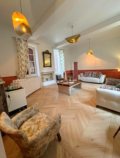Parquet et chéminée dans le salon